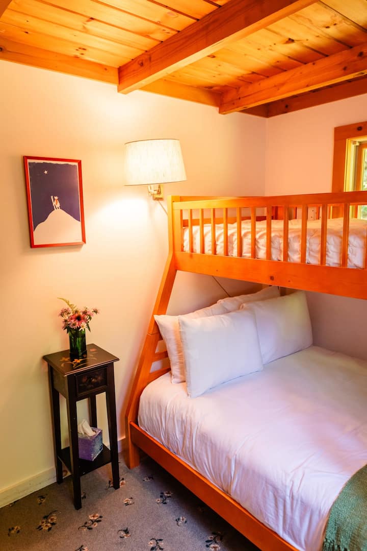 El dormitorio 3 tiene una litera que es perfecta para niños o invitados adicionales.