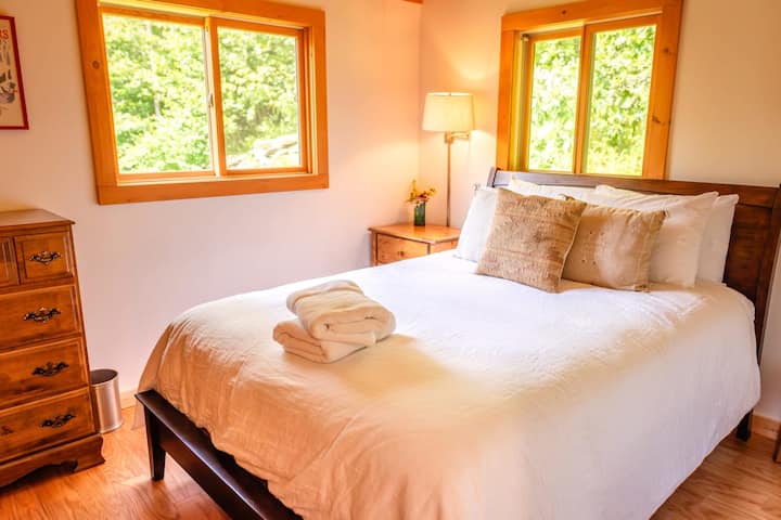 El dormitorio 2 (planta principal) tiene una cama tamaño queen y un tocador