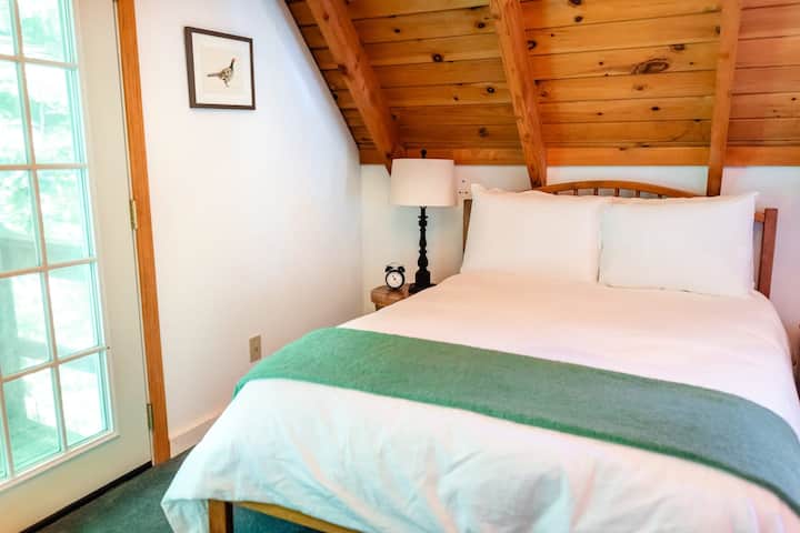 Dormitorio principal (planta superior): cama completa, baño privado, balcón privado