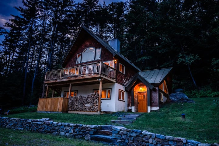 Stratton Mountain Escape w Hot Tub|Deck|Projector