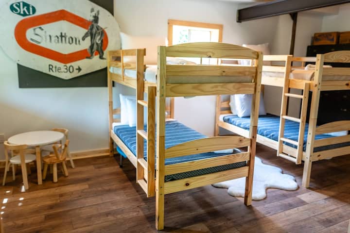 El dormitorio 4 (planta baja) cuenta con 2 literas de dos camas individuales y juguetes para niños.
