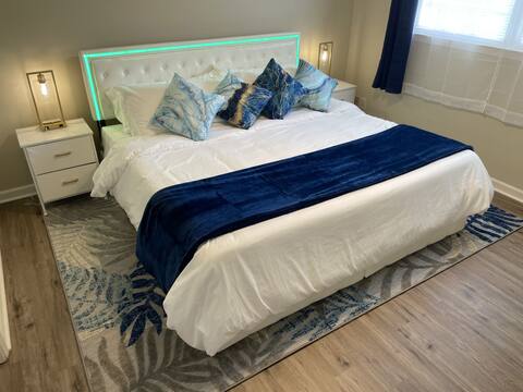 NEW! 86" TV, Massage, King Beds, Firepit!