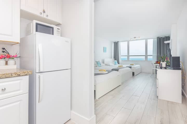 Oceanfront View Apt Resort With Free Parking - Miami Beach, FL
