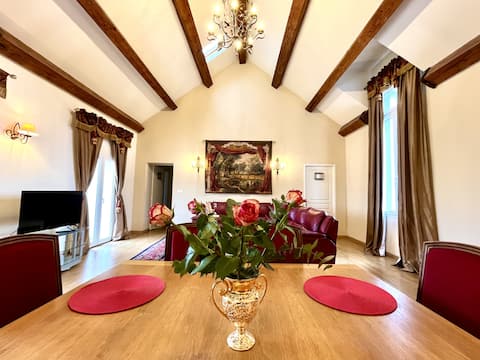 Top Airbnb: Château la Tour Apollinaire - Large Templar Suite à Perpignan