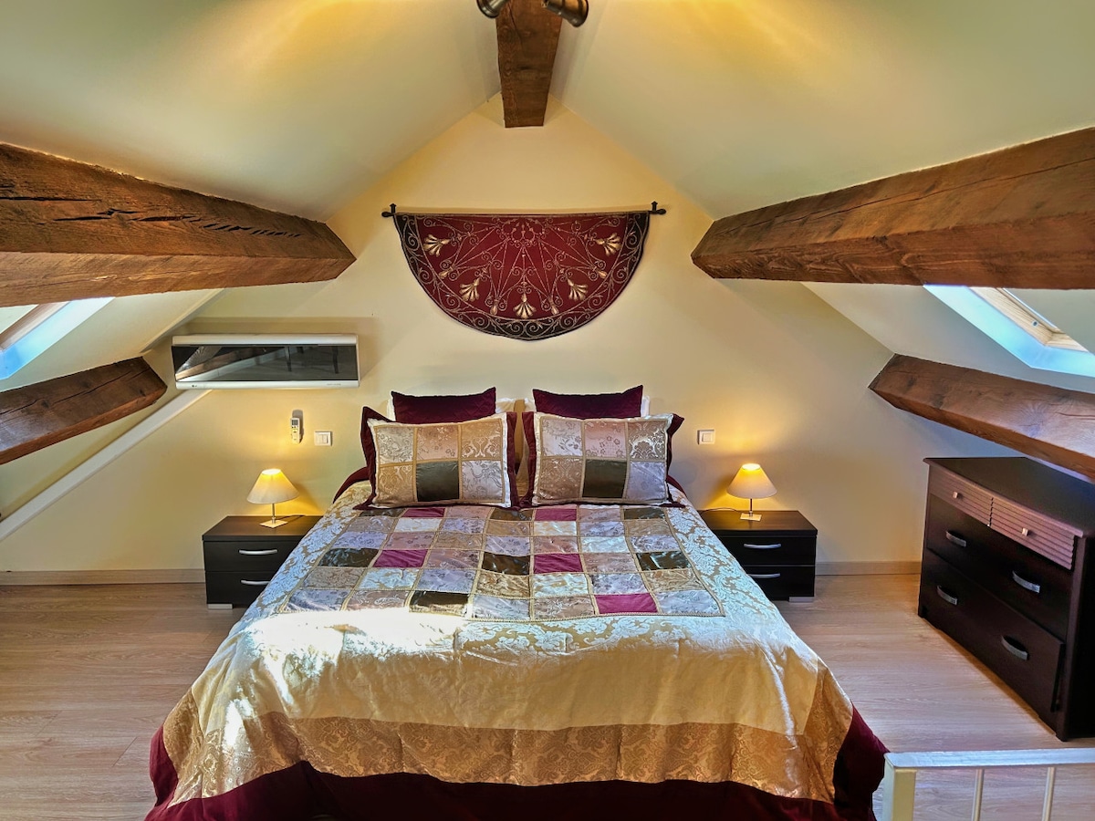 Templar Suite Mansard Slaapkamer. Queensize bed kan worden omgebouwd tot twee eenpersoonsbedden.