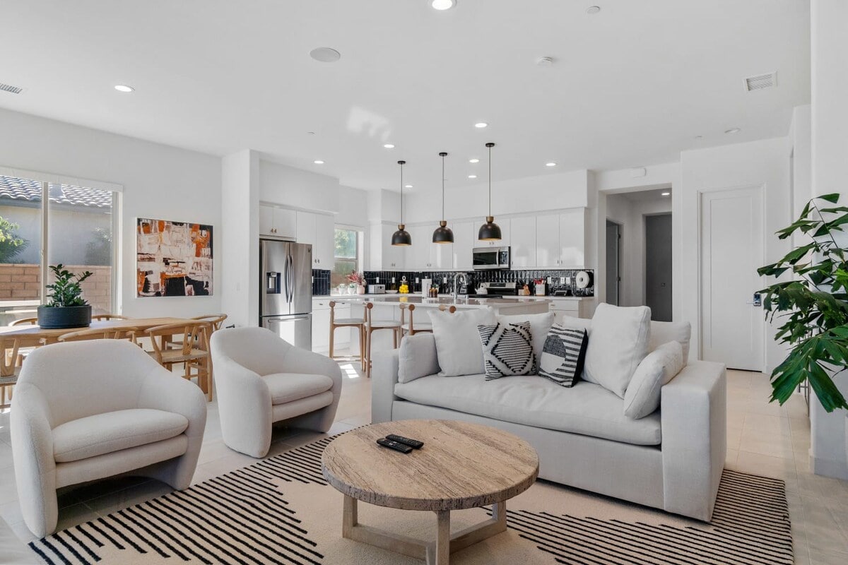 Este luminoso espacio se conecta a la perfección con la cocina y el comedor.