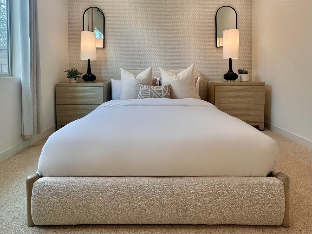 La ropa de cama suave y la iluminación cálida dan la bienvenida a todos tus huéspedes.