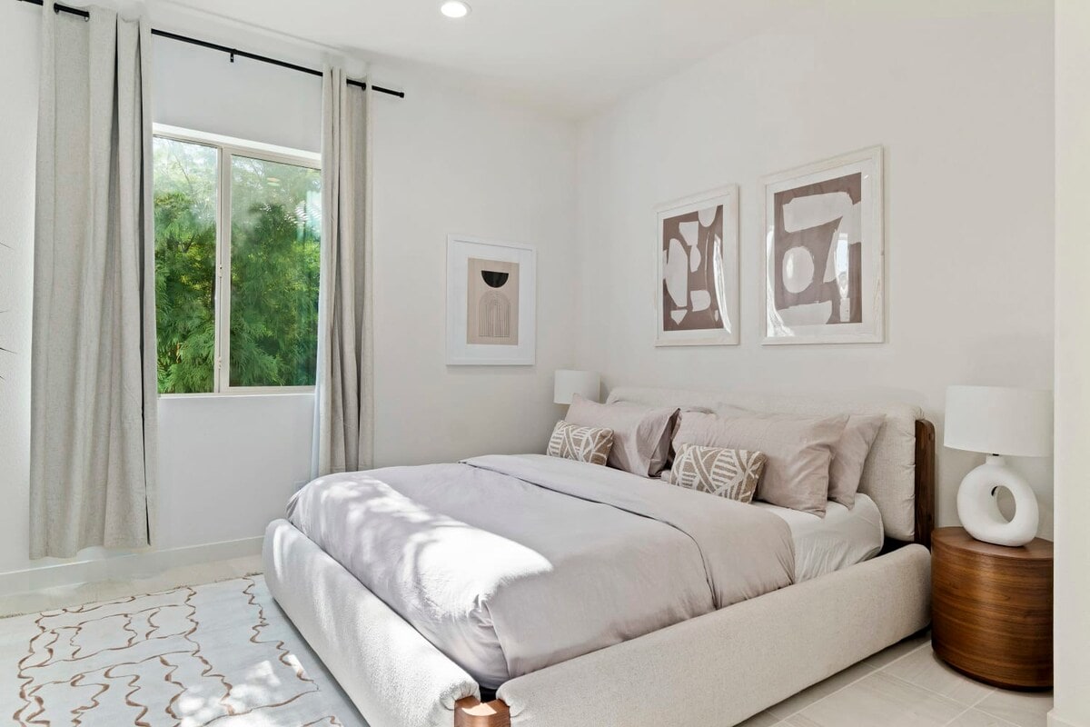 Habitación minimalista con vistas al jardín.