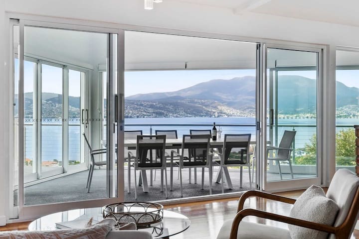 “Hillside Hideaway” Sleeps 10, Stunning Views.