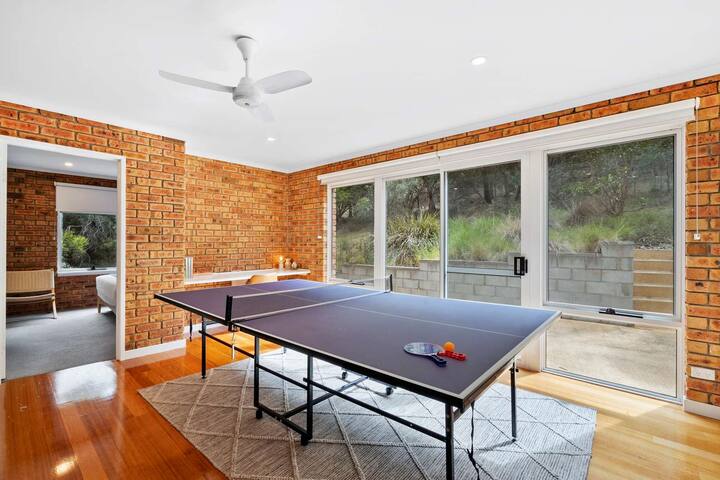 “Hillside Hideaway” Sleeps 10, Stunning Views. gallery image 5