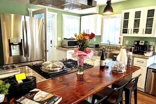 Walkable Elmwood Cottage, No Chores 2Bath 2BR 2Car, photo 3 of 20