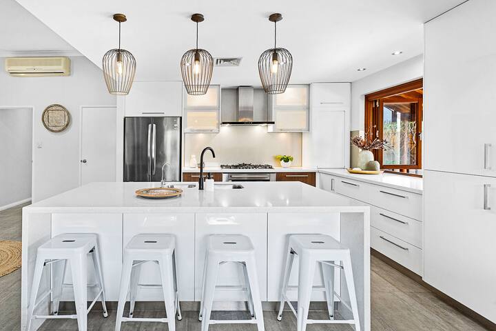 Beachside Retreat – 300m walk to the beach gallery image 4