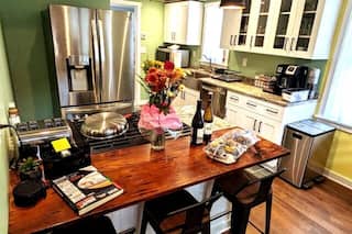 Walkable Elmwood Cottage, No Chores 4Bath 4BR 4Car, photo 6 of 37