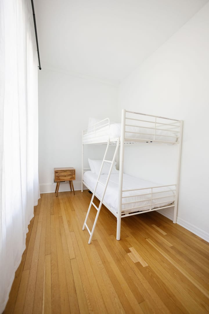 Ორსართულიანი საწოლი ოთახი 3