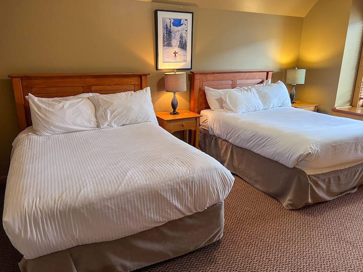 2 Queen Bed l Main Floor
