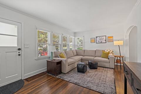 Goldfinch - Large Home + Walkable + Fire Pit