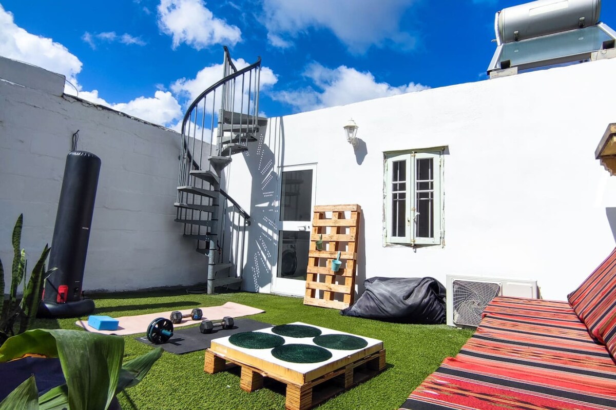 Big & bright Room with Maltese balcony, TV & AC
