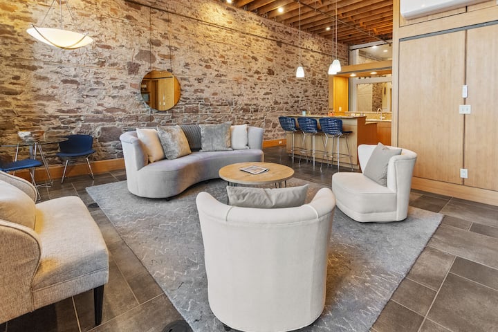 Luxury Condo | Sauna & Gym | Heirloom Vacations