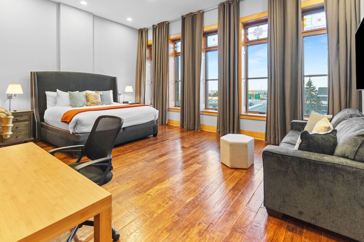 Luxury Condo | Sauna & Gym | Heirloom Vacations - Condominiums for