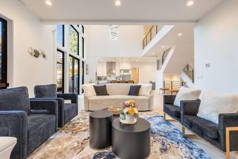 Prime Location: 5BR Luxury & Comfort in Bellevue!