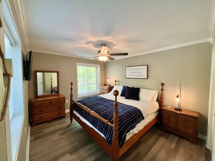 Chumba cha 2 cha kulala - Pumzika kwenye kitanda cha kifalme cha nyumba ya mbao ili upate starehe ya hali ya juu.