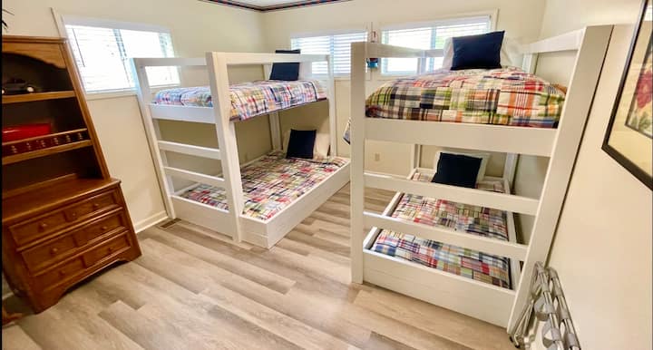 Chumba cha 3 cha kulala - Inafaa kwa makundi-1 vitanda viwili na vitanda 3 pacha. Kitanda cha ghorofa. 