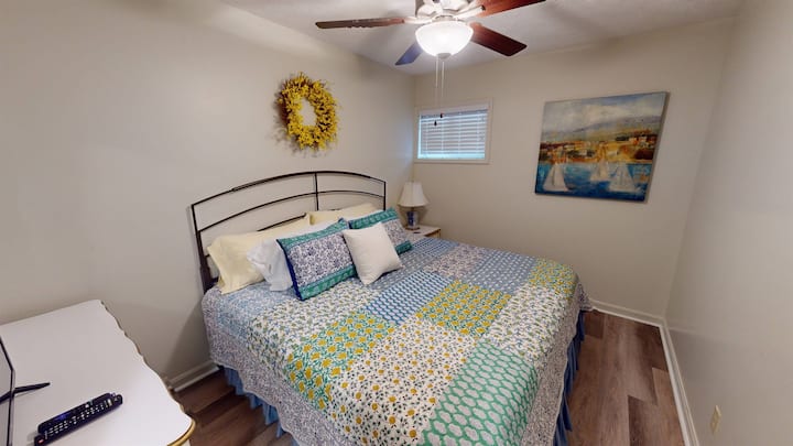 Chumba cha 4 cha kulala - Chumba cha mbao chenye joto na cha kuvutia kilicho na kitanda aina ya king.