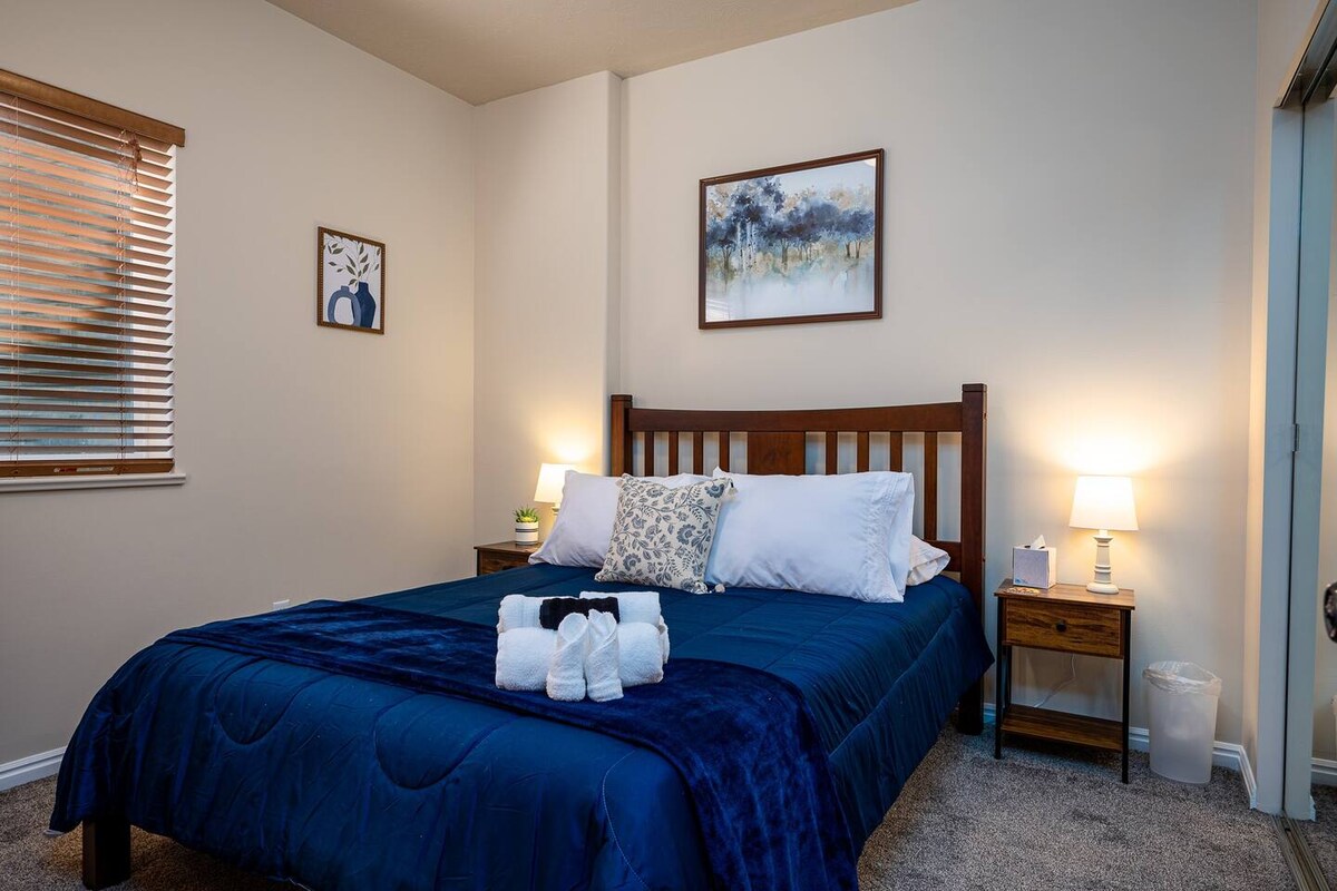 Მეორე საძინებელში არის დედოფლის ზომის საწოლი,  ლუქს-კლასის თეთრეული და პლუშის ბალიშები.