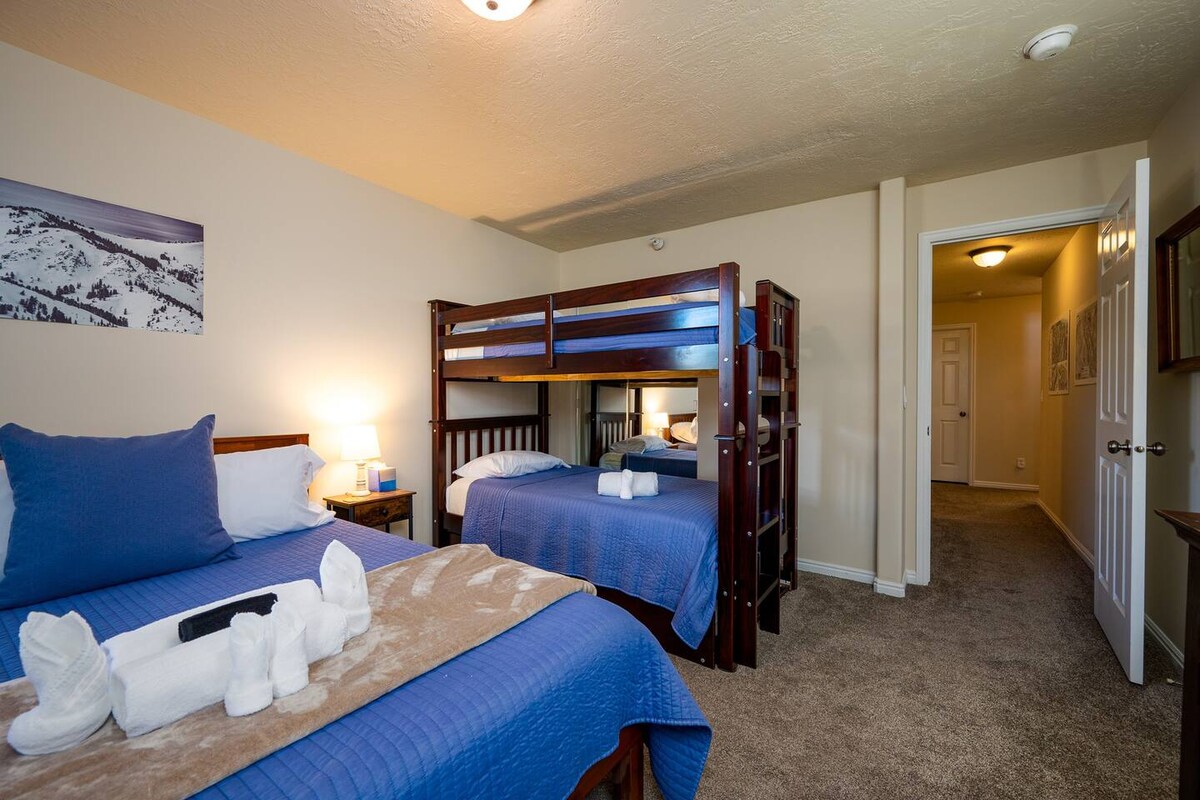 Ორსართულიანი საწოლის ქვეშ არის კიდევ 1 ადამიანისთვის განკუთვნილი თასმა.