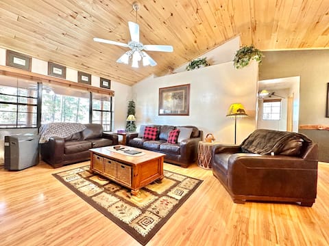 Popular Airbnb listing: The Prancing Pony | Private Spa and Fireplace! in Heber Overgaard