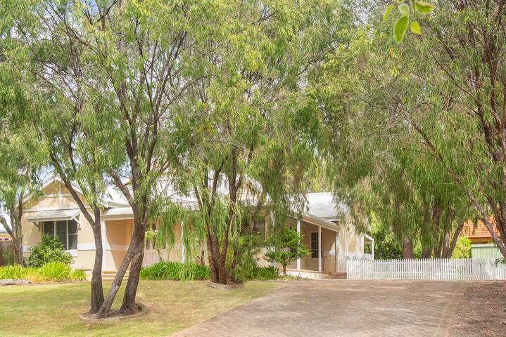 Stylish James St Retreat – Old Dunsborough gallery image 2