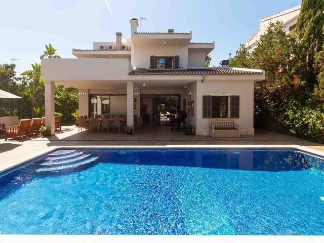 Diagonal – Villa with pool for 12 people. gallery image 5