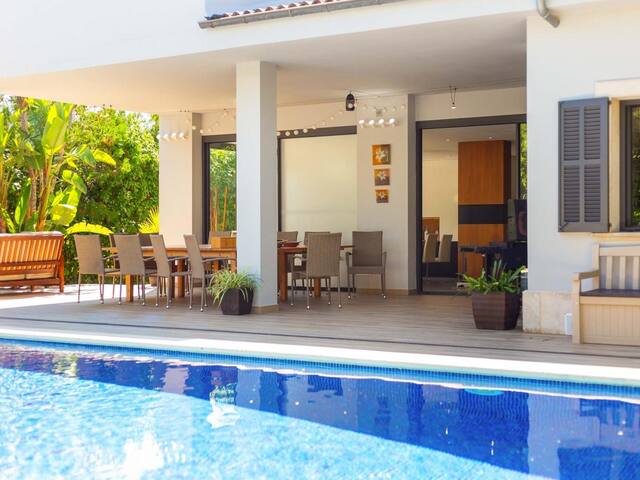 Diagonal – Villa with pool for 12 people. gallery image 2