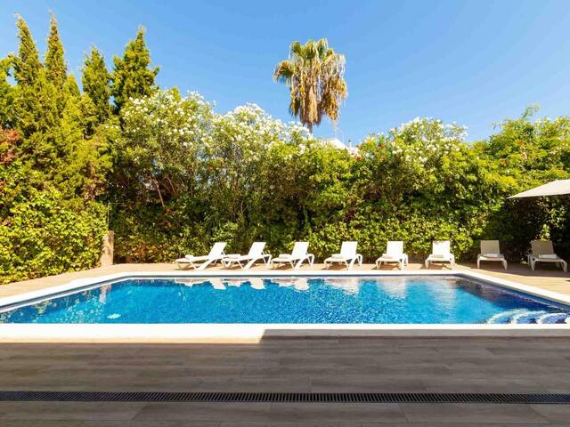 Diagonal – Villa with pool for 12 people. gallery image 3