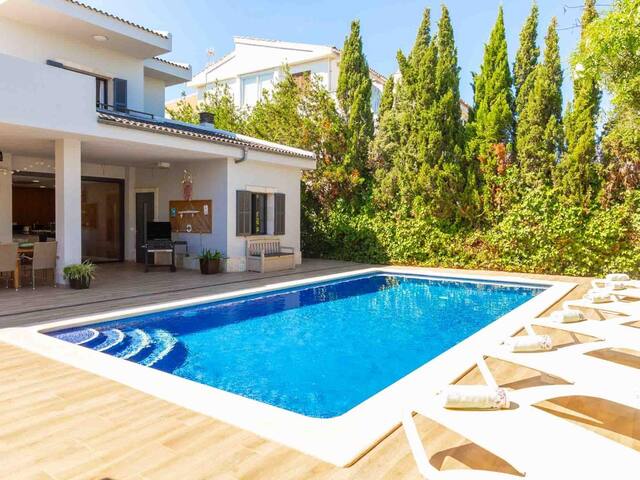 Diagonal – Villa with pool for 12 people.