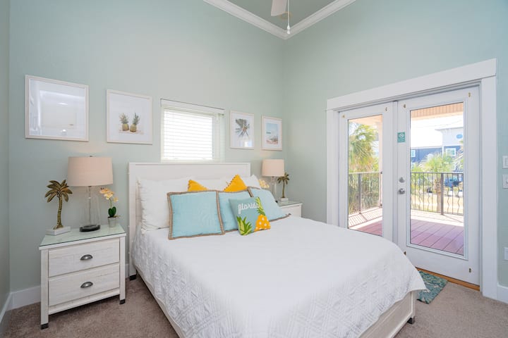 غرفة نوم للضيوف مع شرفة للدخول