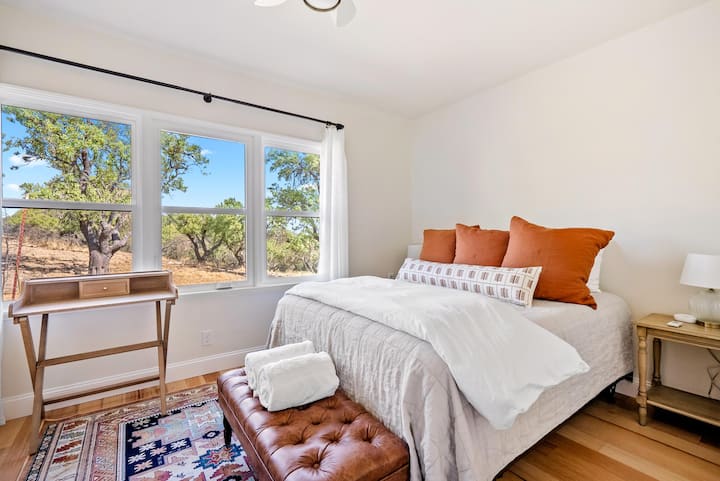 ¡El cuarto dormitorio cuenta con una cama tamaño queen con sábanas de calidad! 