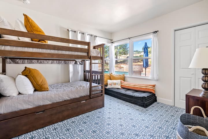 ¡El tercer dormitorio incluye litera con una cama corrediza!  3 camas en una habitación.