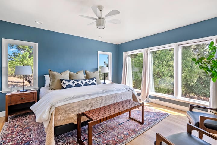 ¡Te damos la bienvenida al dormitorio principal! ¡La cama tamaño king estará lista con sábanas de calidad limpia!  