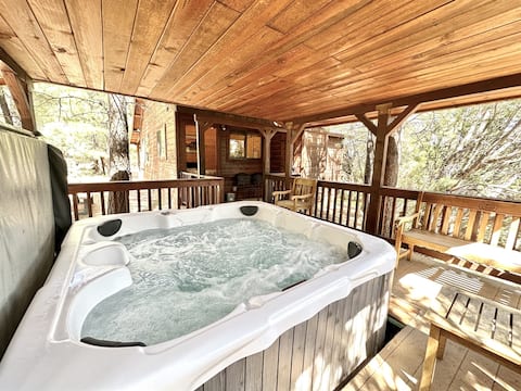 Western theme! | Amazing Spa, Fireplace and Deck!