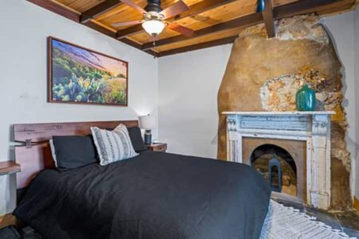 Dhoma e përparme. Krevat dopio "queen" me vend zjarri që nuk punon.