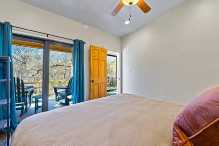 Dhoma e verandës. Krevat dopio "king" me hyrje private në verandën e pasme.