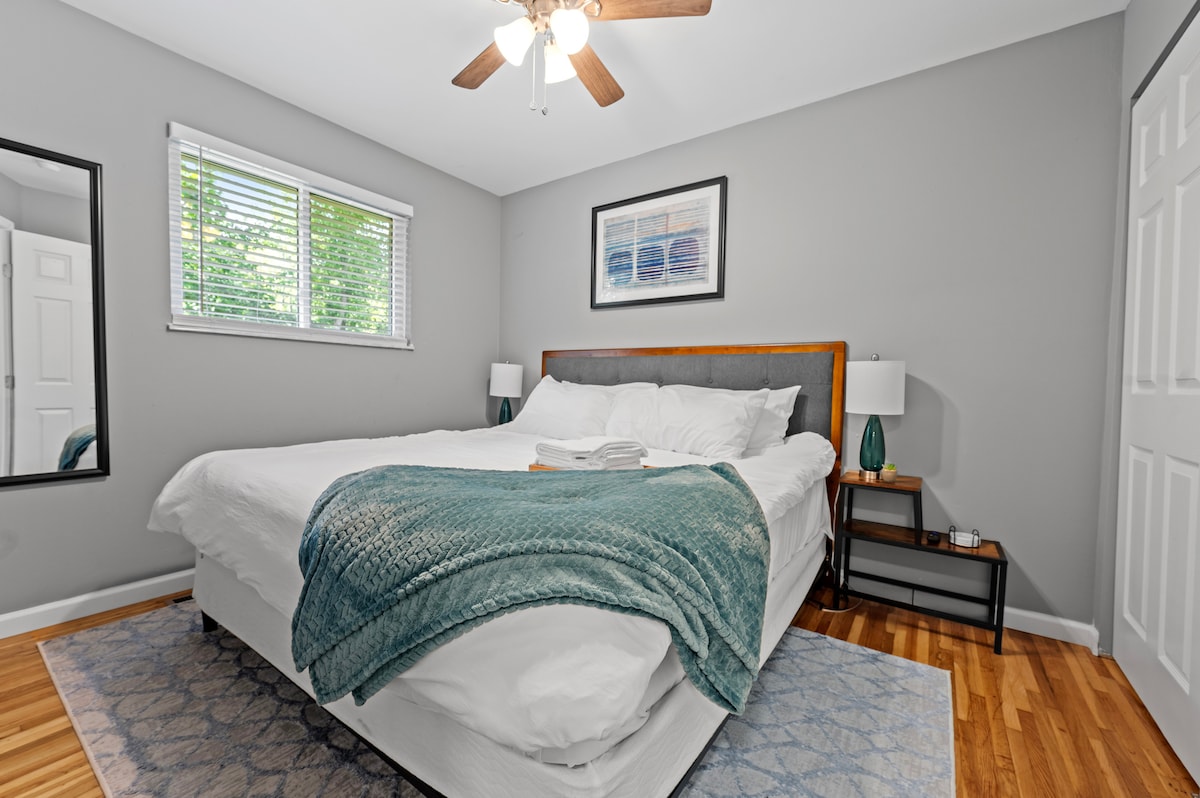 Camera 2 con letto king size e ventilatore a soffitto.