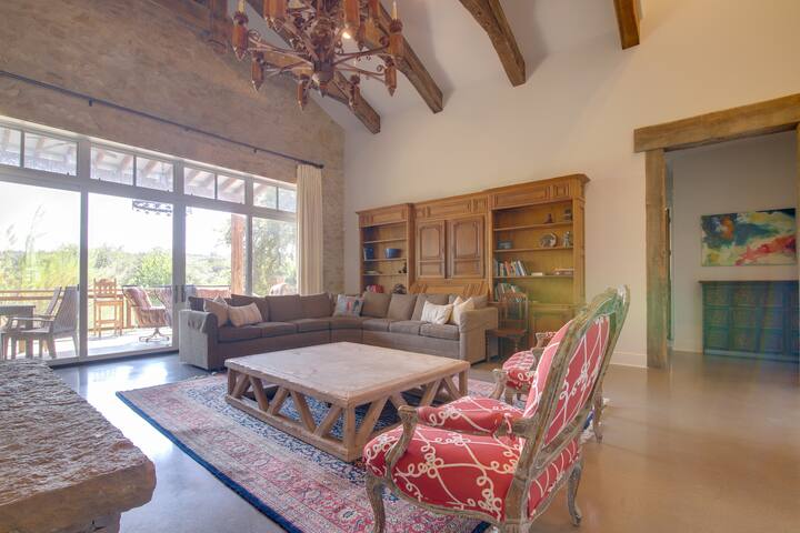 Pool & Covered Patios: Sprawling Austin Estate! gallery image 5