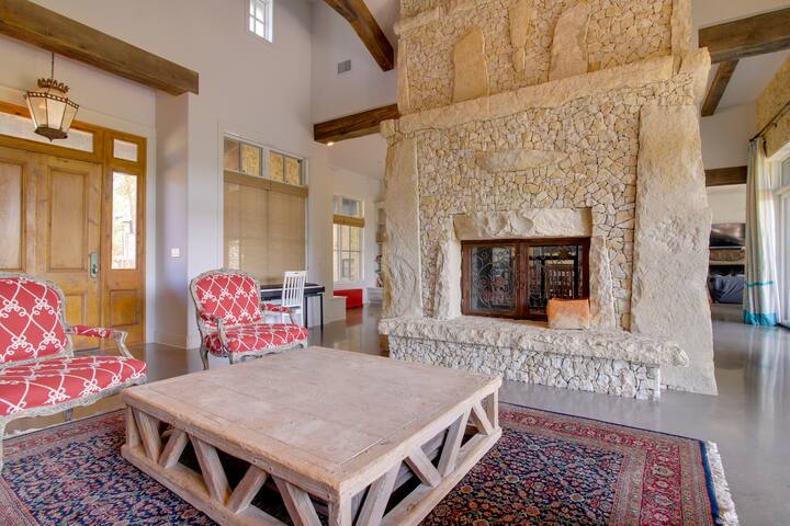 Pool & Covered Patios: Sprawling Austin Estate! gallery image 4