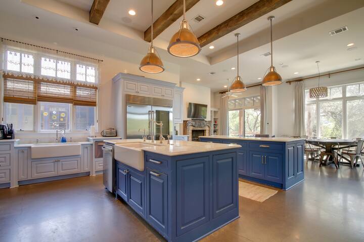 Pool & Covered Patios: Sprawling Austin Estate! gallery image 2