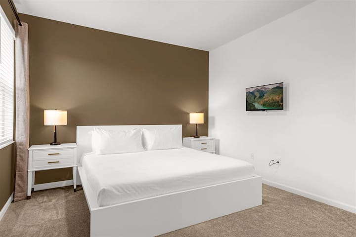 Geräumiges Schlafzimmer mit Kingsize-Doppelbett, Smart-TV und eleganter Einrichtung