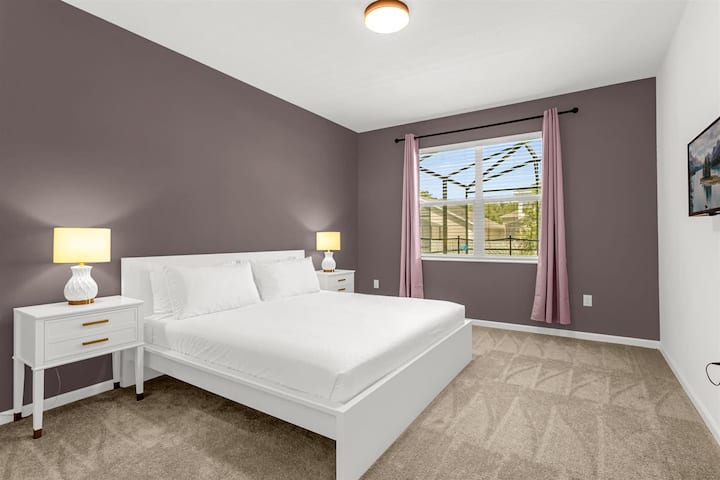 Schlafzimmer mit King-Size-Bett und eigenem Bad