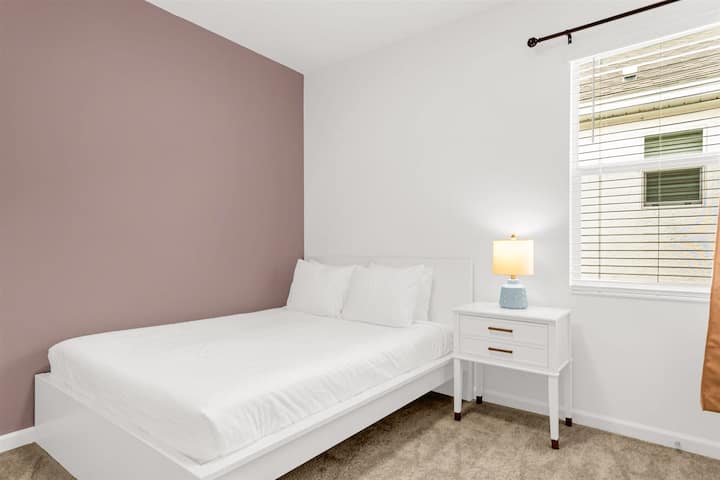 Helles und einladendes Queensize-Schlafzimmer mit subtilen Farbakzenten