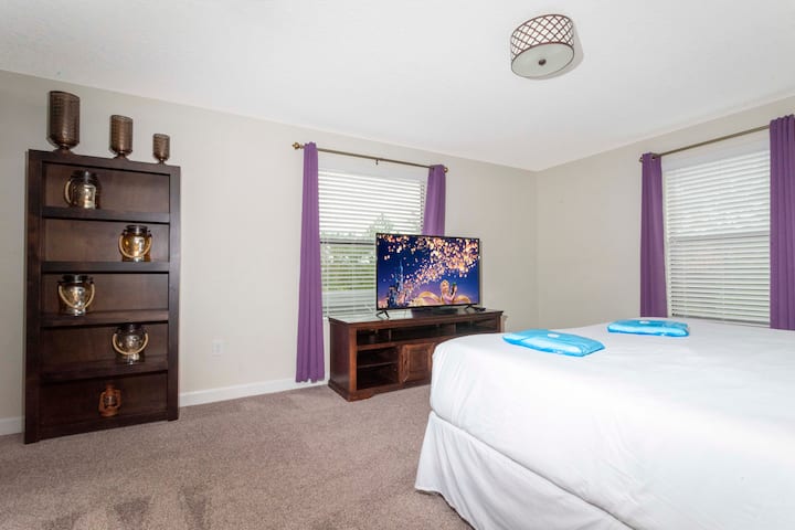 Rapunzel 's Castle  Master King Bed Suite